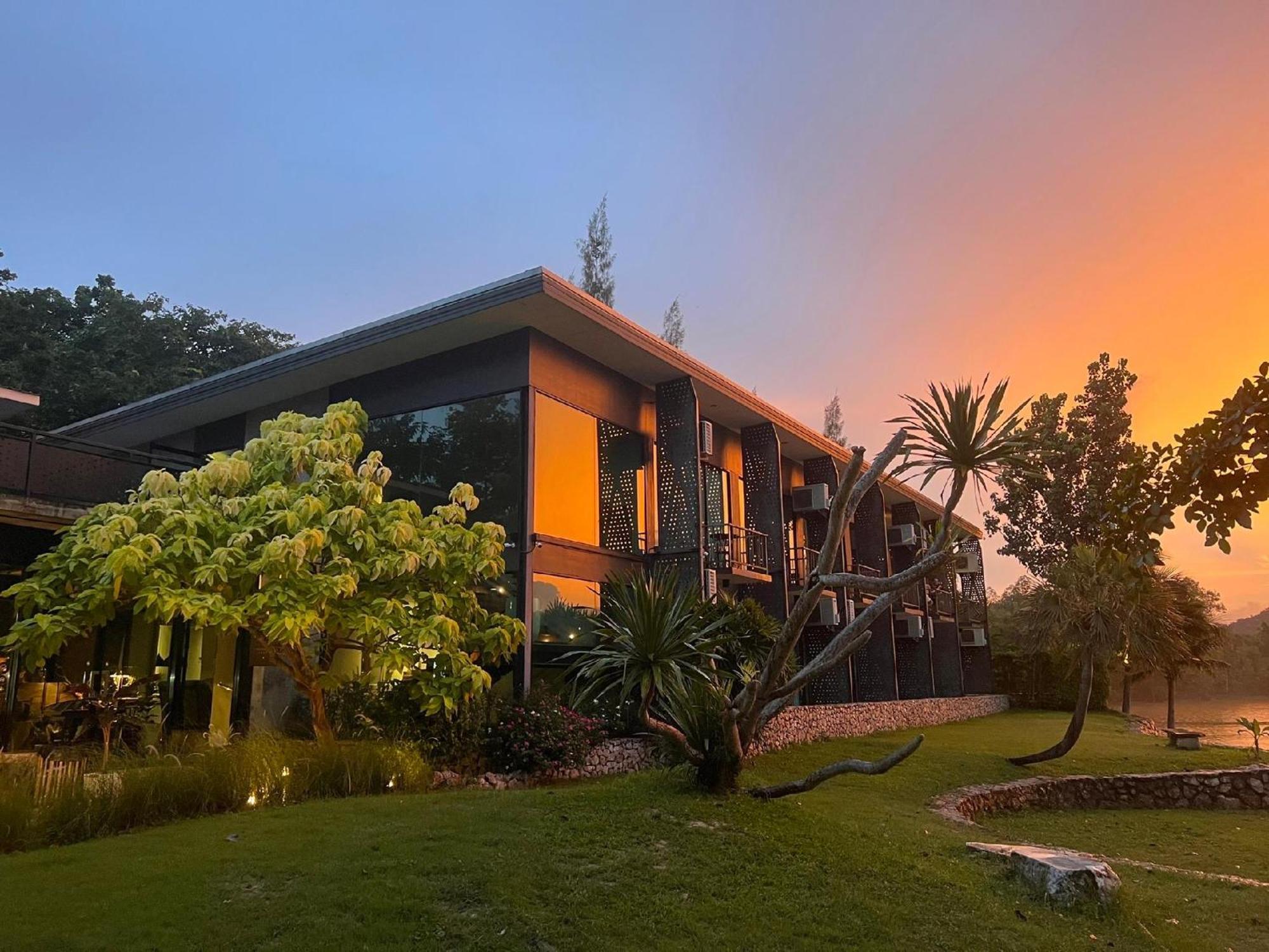 Inlaya Ratchaburi Hotel Екстериор снимка